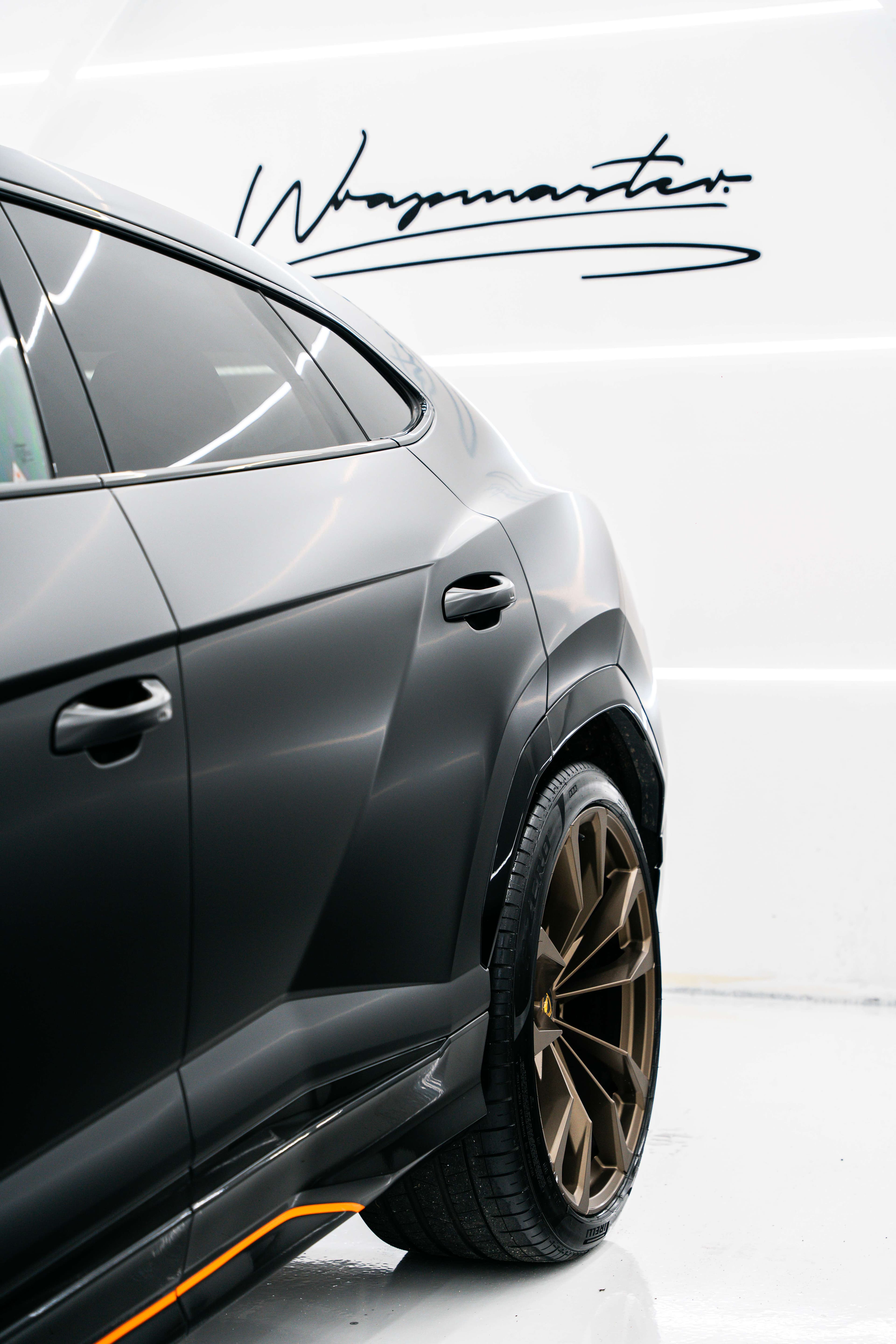 Sportwagen met volledige kleurverandering door Wrapmaster DH
