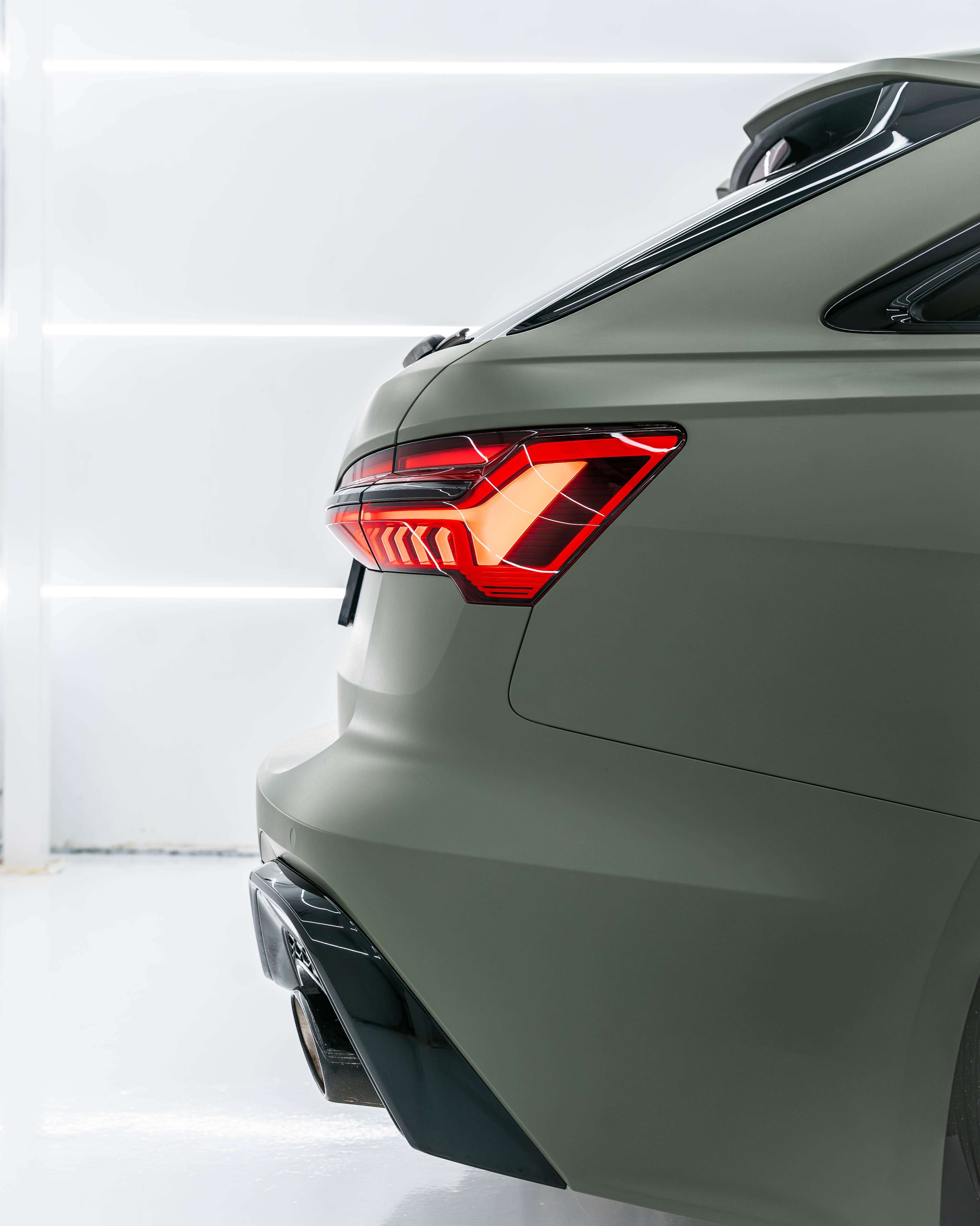 Detail van een gewrapte Audi RS6 met strakke naadloze folie afwerking