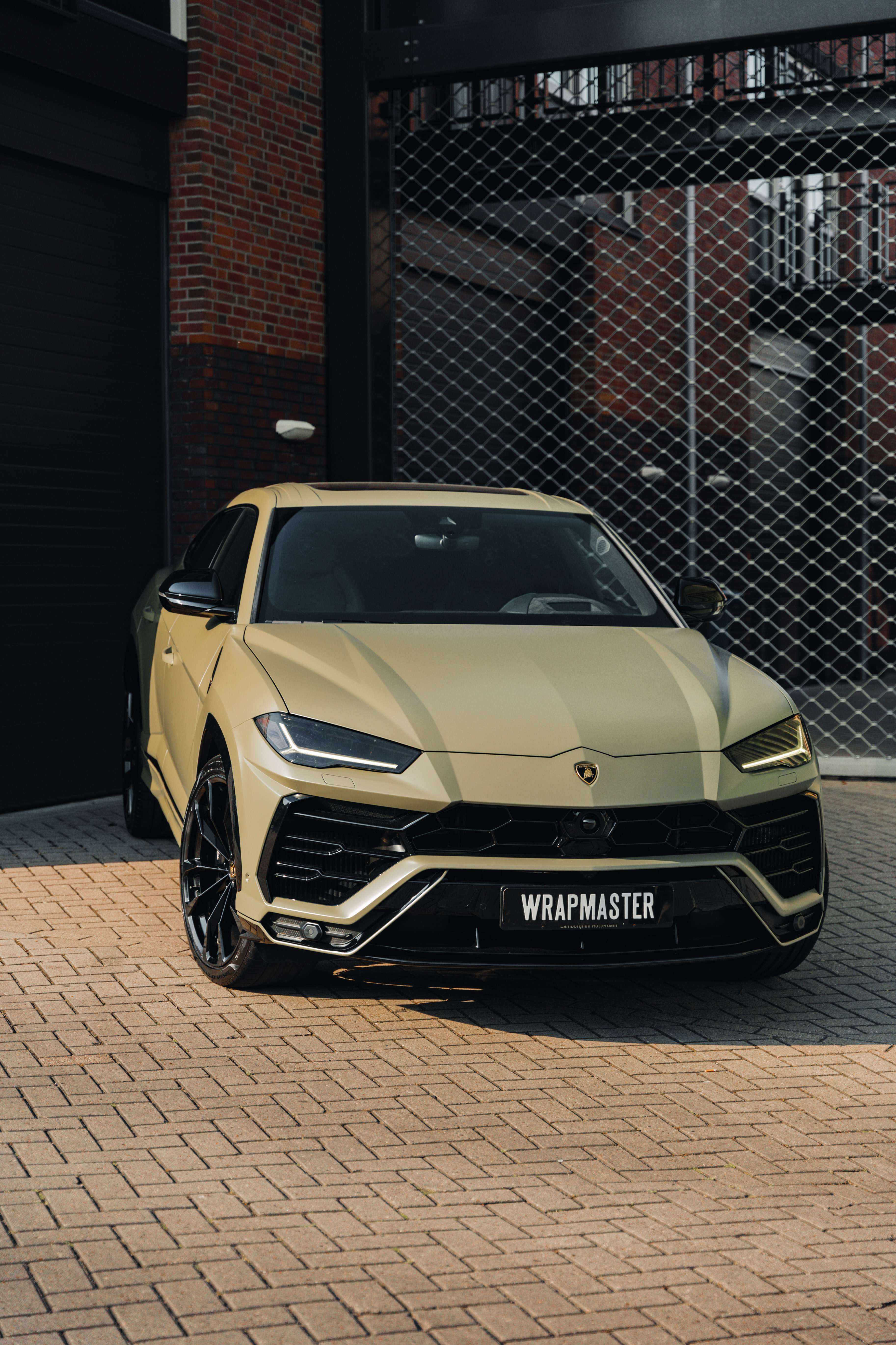 Lamborghini Urus gewrapt in khaki door Wrapmaster DH in Den Haag