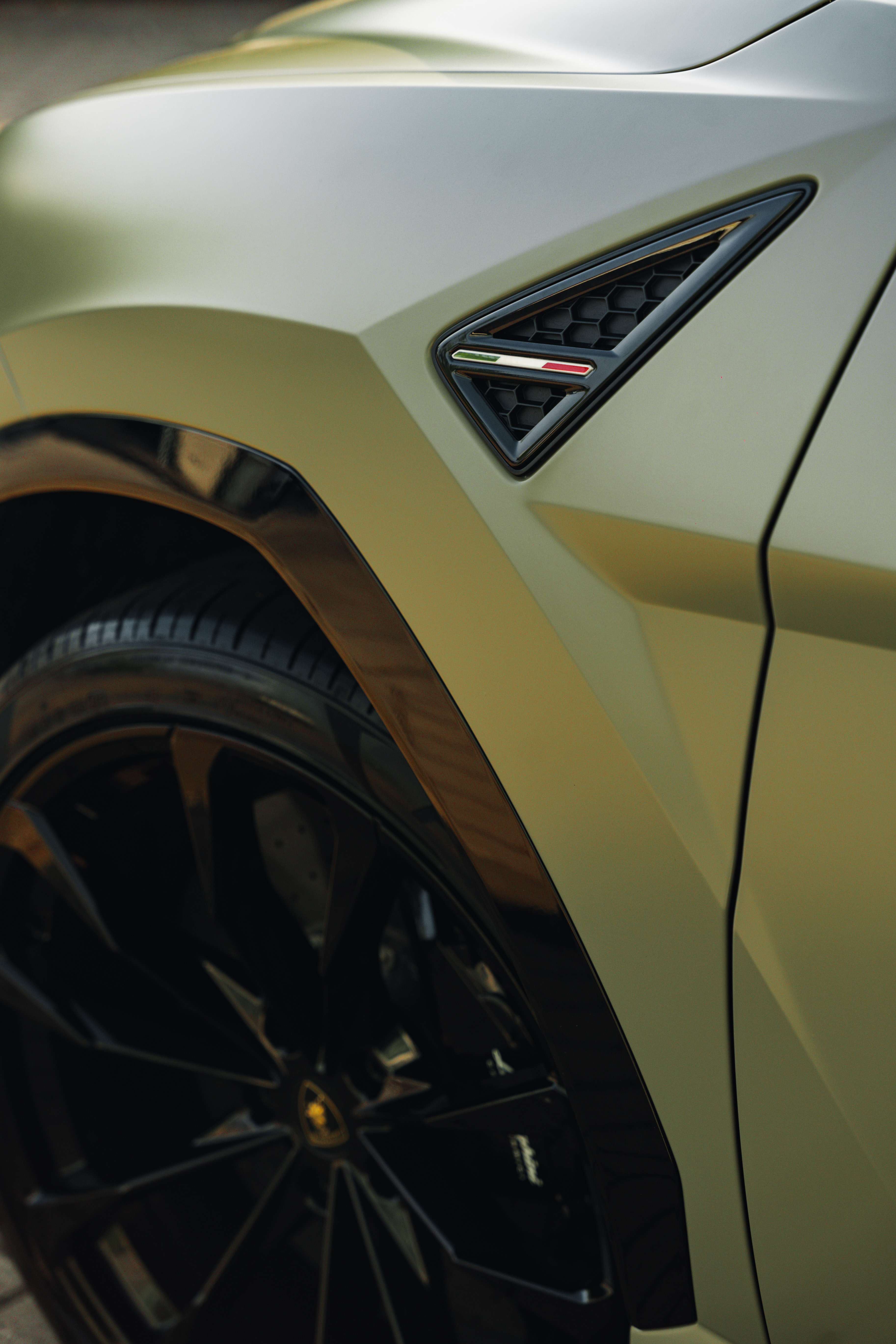 Lamborghini Urus gewrapt in een khaki kleur met matte finish
