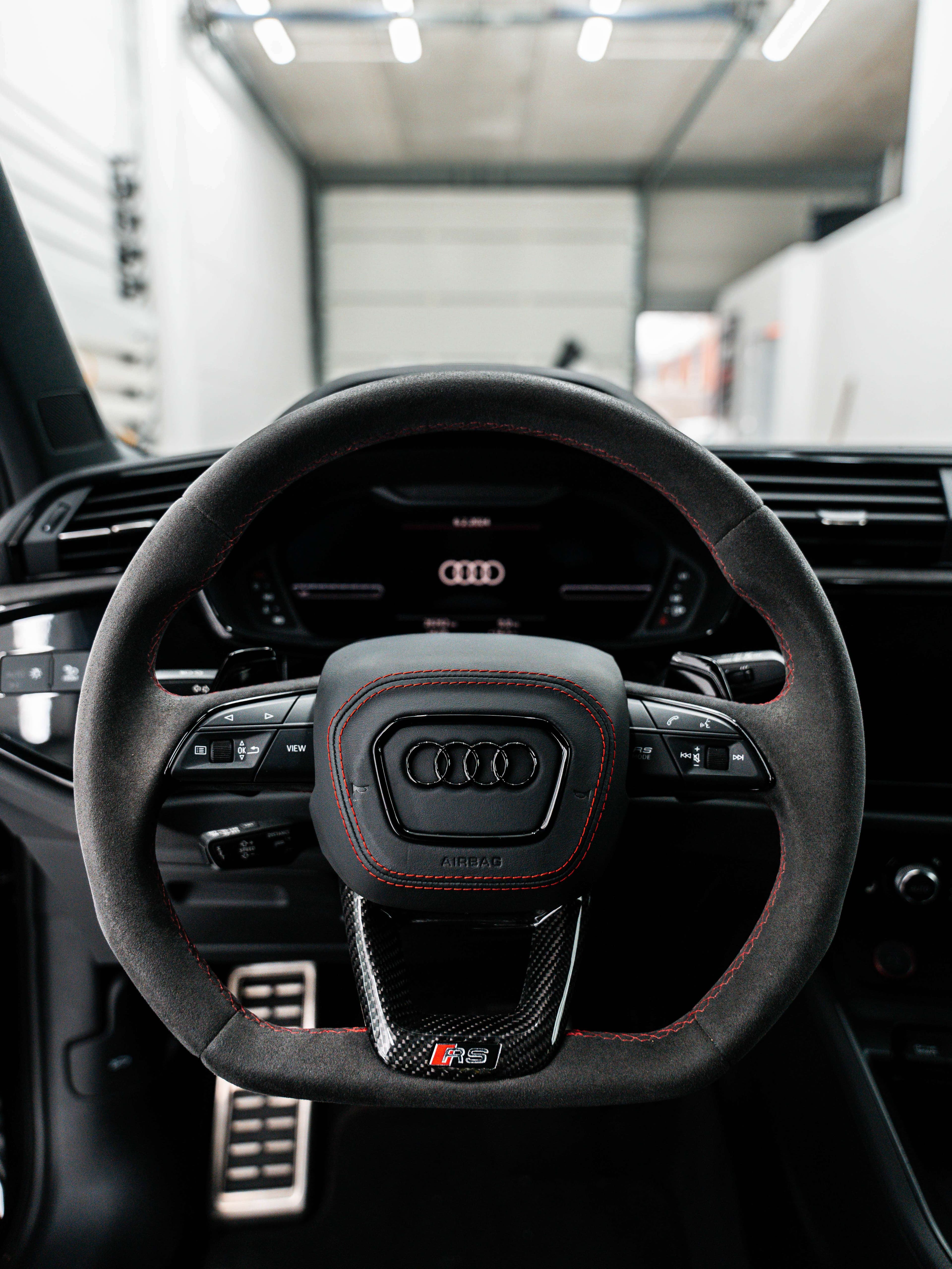 Machinaal auto polijsten van de carrosserie tijdens een lakcorrectie