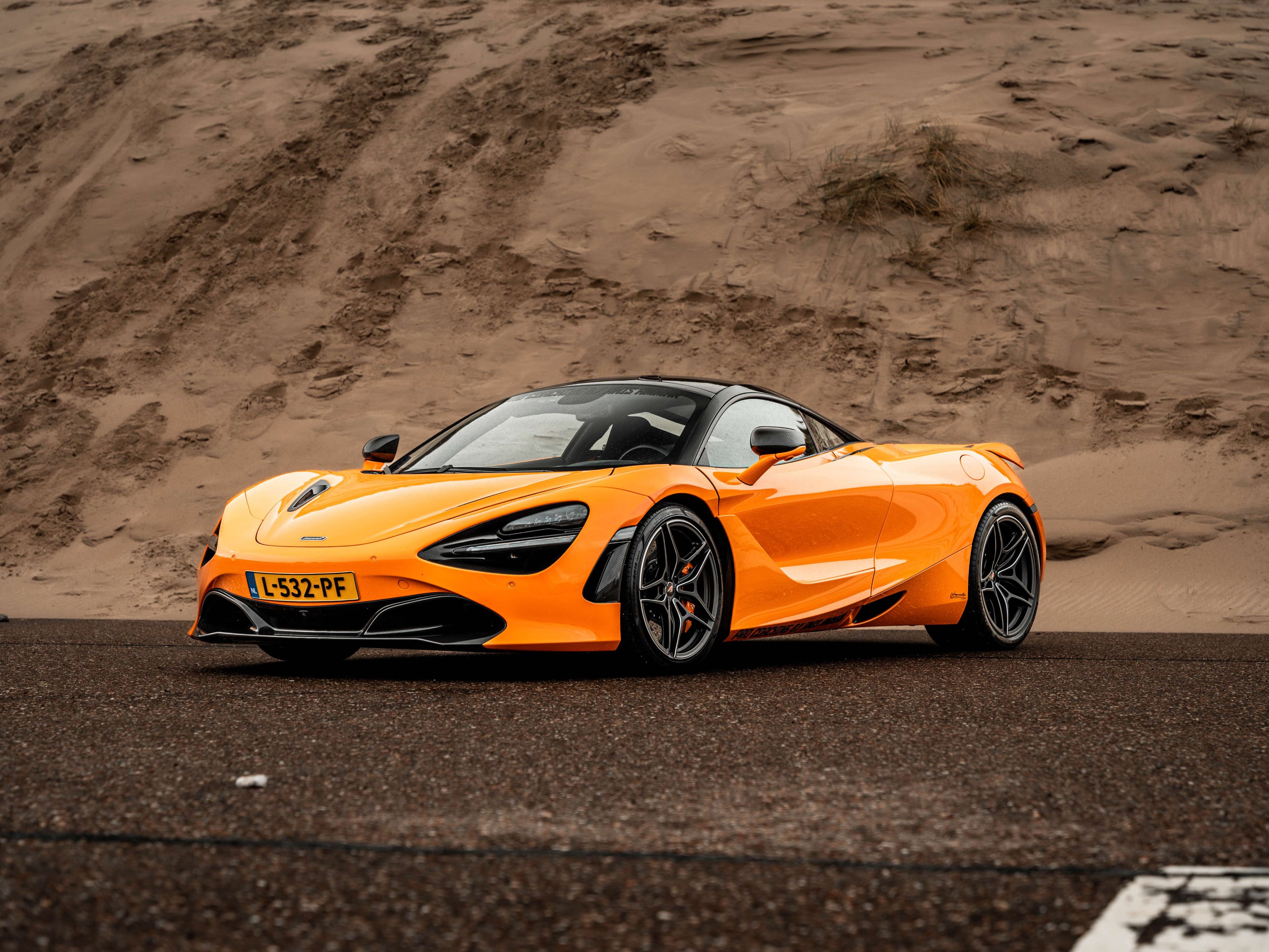 Sportauto met aangebrachte paint protection film op de motorkap en voorbumper